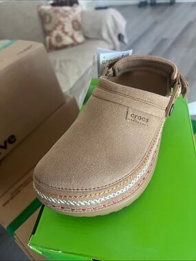 CROCS Crafted VGN Suede Stitch Clog — Sepia